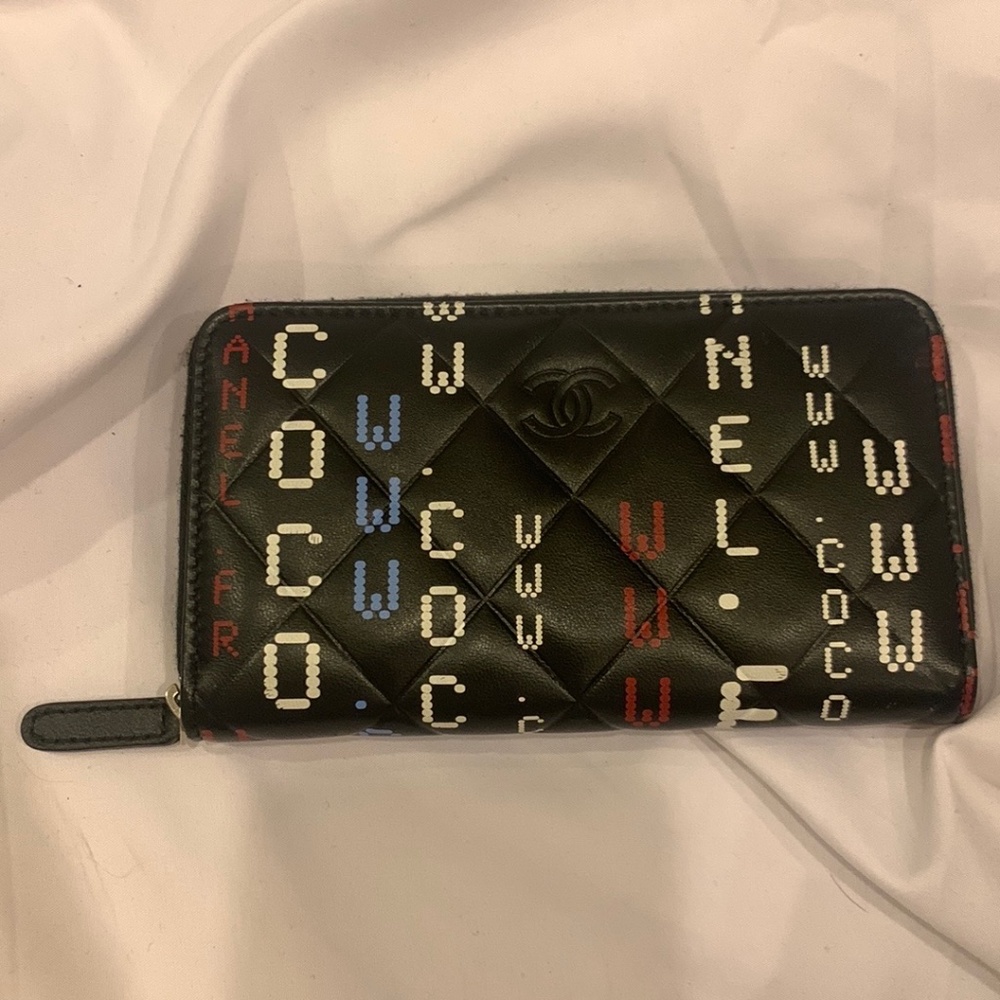 Chanel Data Center Wallet LIKE NEW - Picture 4 of 9
